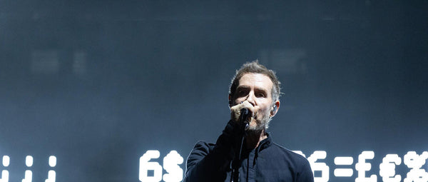 Robert del Naja von massive Attack singt