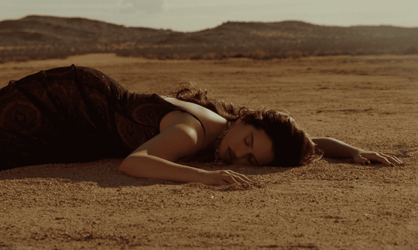 Rosalía in der Wüste für ihr neues Musikvideo zu „Sauvignon Blanc“