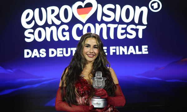 Sarah Engels hält den Vorentscheid-Pokal