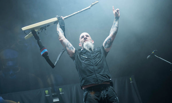Scott Ian hält seine Gitarre hoch