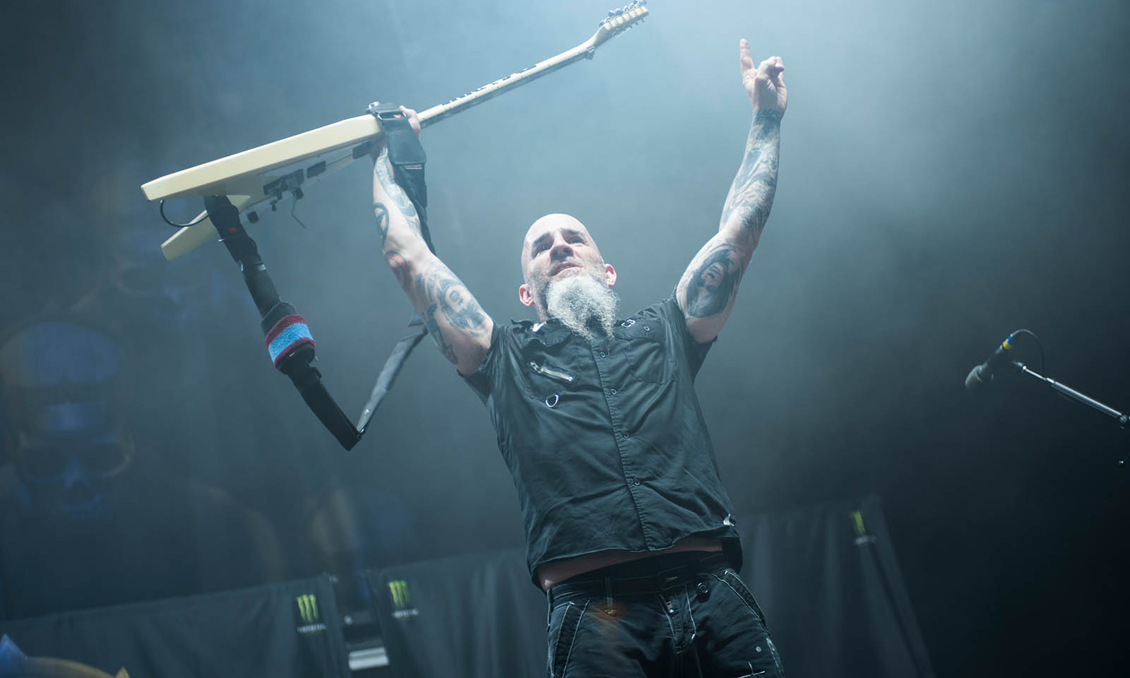 Scott Ian hält seine Gitarre hoch