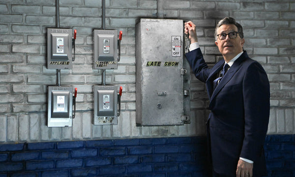 Stephen Colbert vor Stromkästen