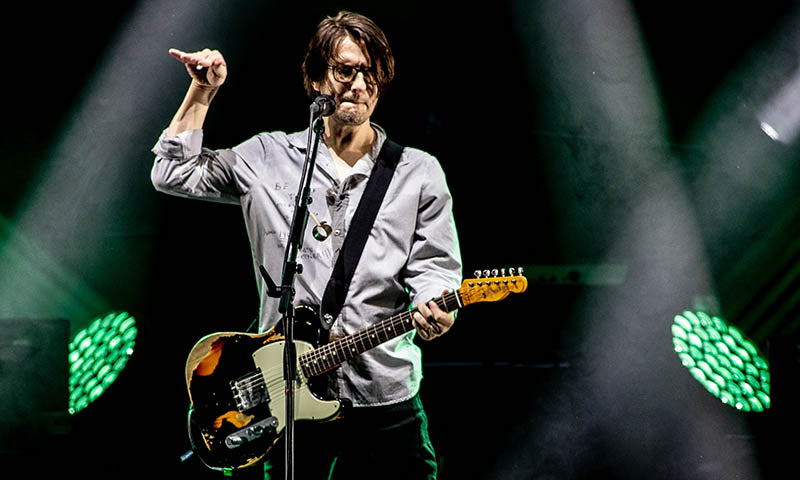 Steven Wilson spielt Gitarre