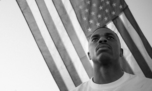 Vince Staples vor einer USA-Flagge