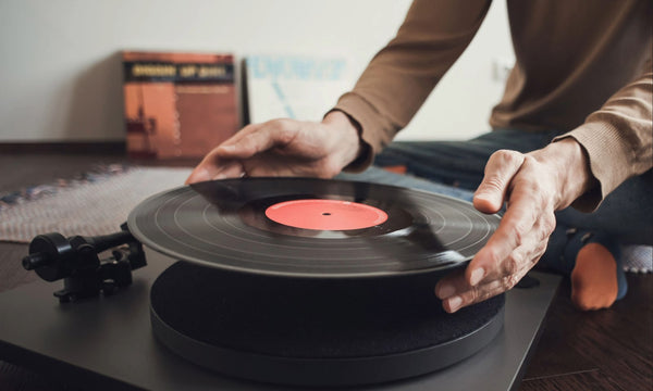Person legt Platte auf Plattenspieler