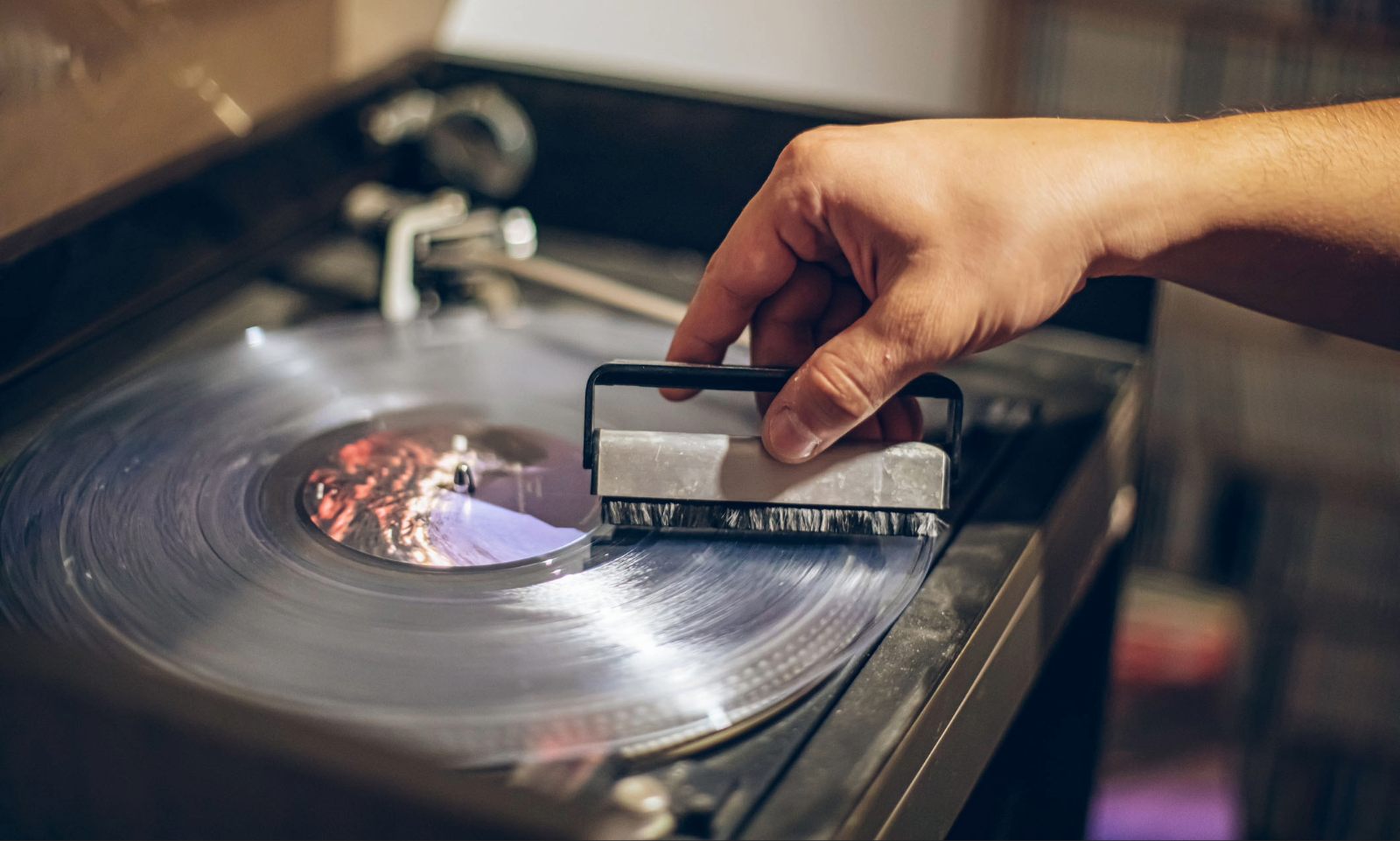 Person reinigt Vinyl