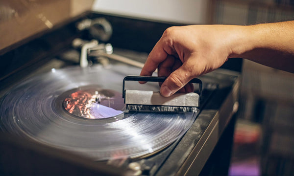 Person reinigt Vinyl