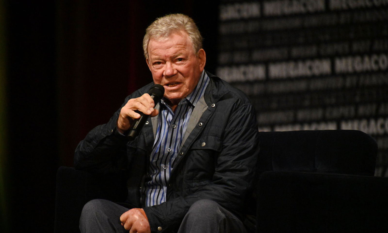 William Shatner mit Mikrofon