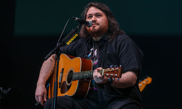 Wolfgang Van Halen mit Akustikgitarre