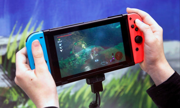 Person spielt Zelda auf Nintendo Switch