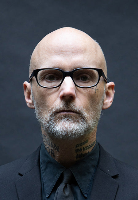 Das Bild zeigt den Künstler Moby. 