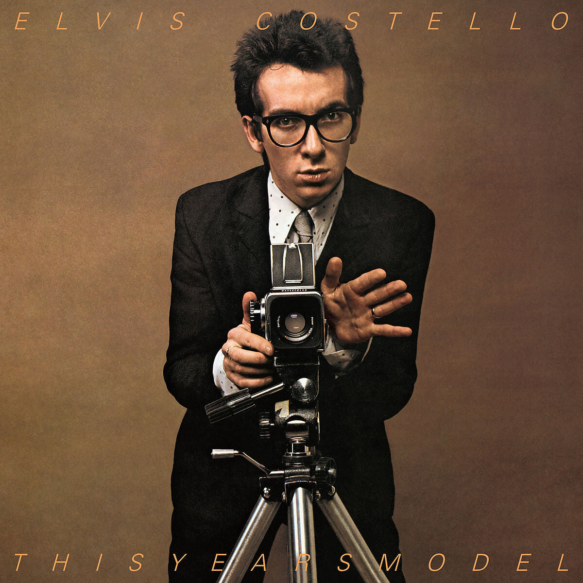 https://images.bravado.de/prod/product-assets/elvis-costello-the-attractions/elvis-costello-the-attractions-d2c-tt/products/510328/web/480905/image-thumb__480905__3000x3000_original/Elvis-Costello-The-Attractions_This-Year-s-Model_Vinyl_s510328_o5482271_a480905_v12274396.8c1faa6d.jpg