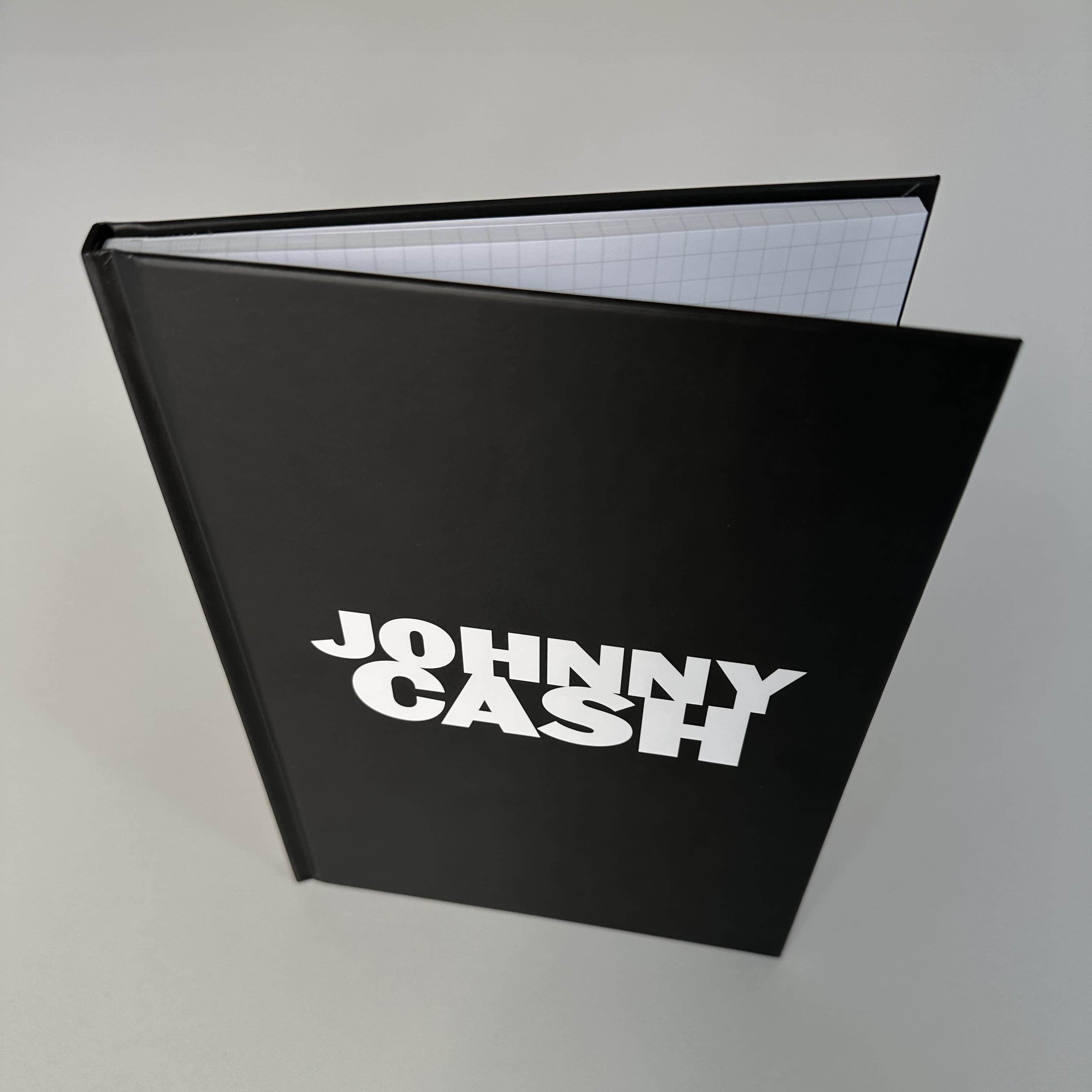 https://images.bravado.de/prod/product-assets/product-asset-data/cash-johnny/johnny-cash/products/510052/web/479056/image-thumb__479056__3000x3000_original/Johnny-Cash_Hello-Out-There_Limitierte-Nummerierte-Weisse-2x7-Vinyl-Notizbuch_s510052_o5466028_a479056_v12266527.a9dbabd5.jpg