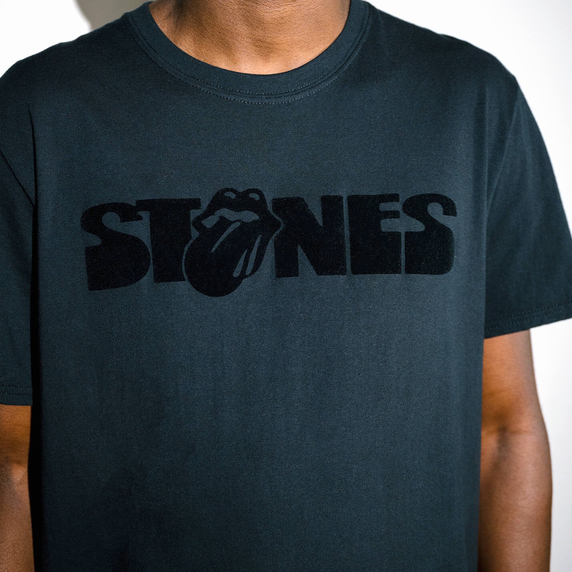 https://images.bravado.de/prod/product-assets/product-asset-data/rolling-stones-the/the-rolling-stones/products/139931/web/305251/image-thumb__305251__3000x3000_original/The-Rolling-Stones_Paint-it-Black_T-Shirt_s139931_o206344_a305251_v12077757.ec06b09f.jpg