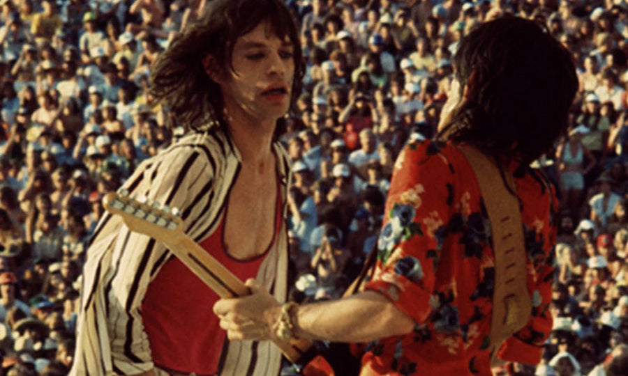 Das Foto zeigt die Rolling Stones bei einer Live-Show.