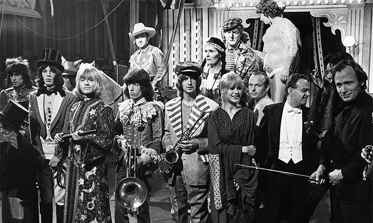 Das Foto zeigt die Rolling Stones bei der legendären Rock and Roll Circus Show.