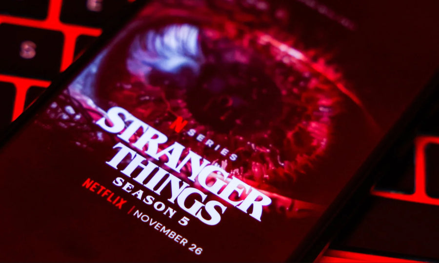 Das Foto zeigt ein Handy mit Werbung für die neue Staffel Stranger Things.